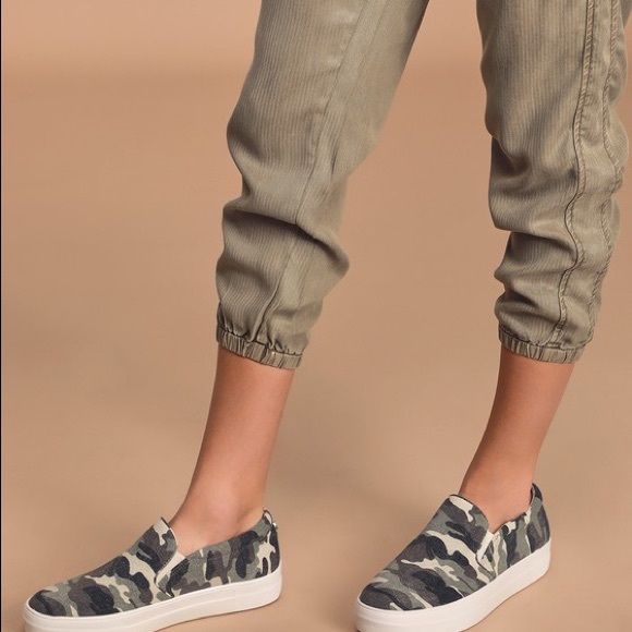 Steve Madden Gills C Sneaker in Green Camo - Picture 2 of 9